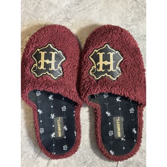 Harry Potter Hogwarts Crest Slippers Cozy Maroon Women 6-9 Male 5-8 - Picture 1 of 4